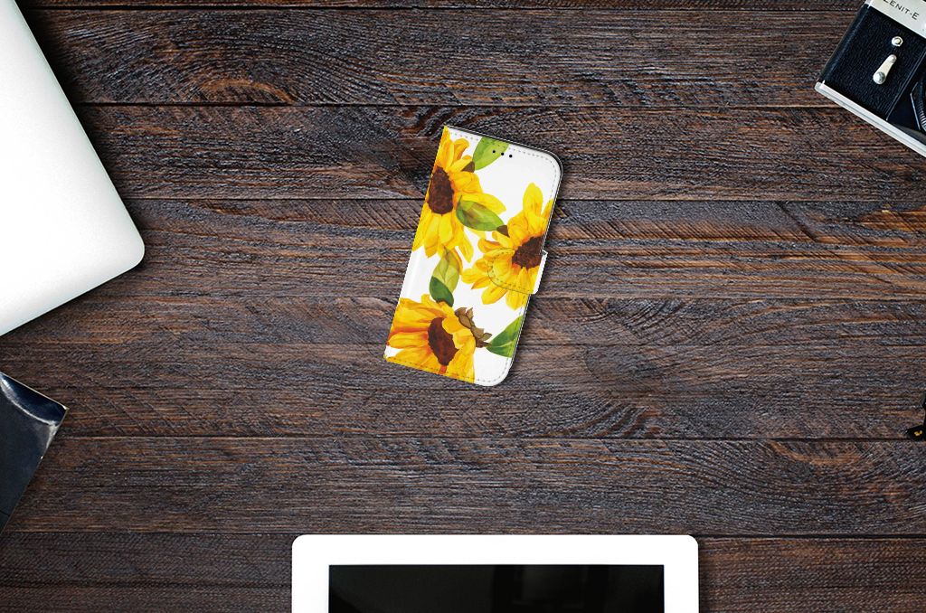 Hoesje voor Apple iPhone 13 Zonnebloemen met kleurrijke zonnebloemen op een houten tafel.