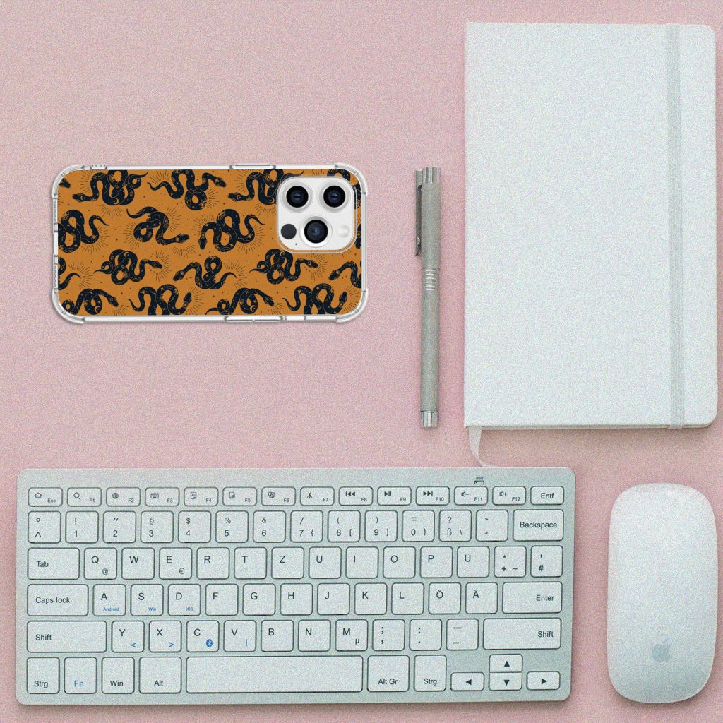Case Anti-shock voor iPhone 13 Pro Max Snakes op een bureau met toetsenbord en notitieboek.