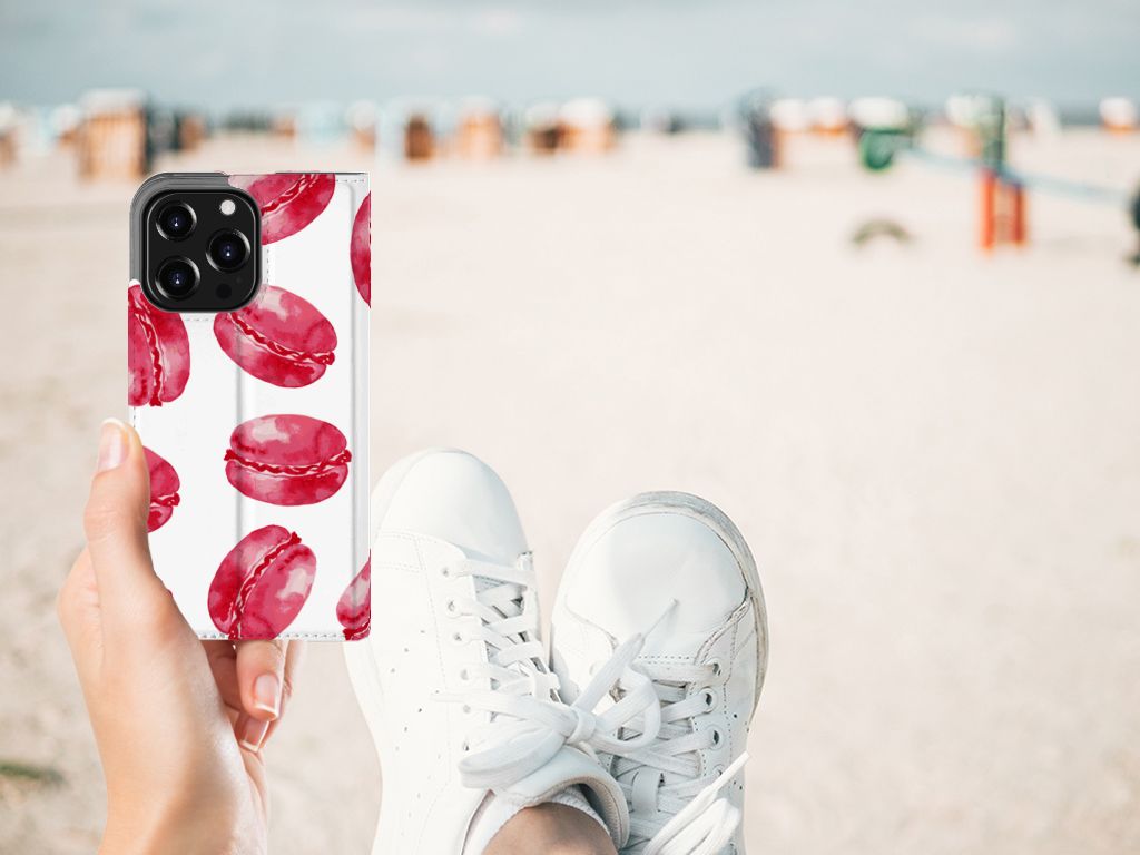 iPhone 13 Pro Flip Style Cover Pink Macarons met frambozenkleurige macaron op strand
