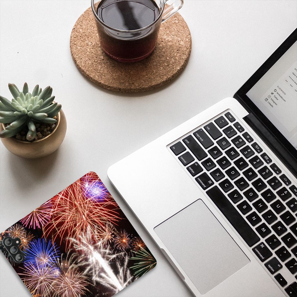 Samsung Galaxy A14 5G Hippe Standcase Vuurwerk naast een laptop met een kopje koffie en een plant.