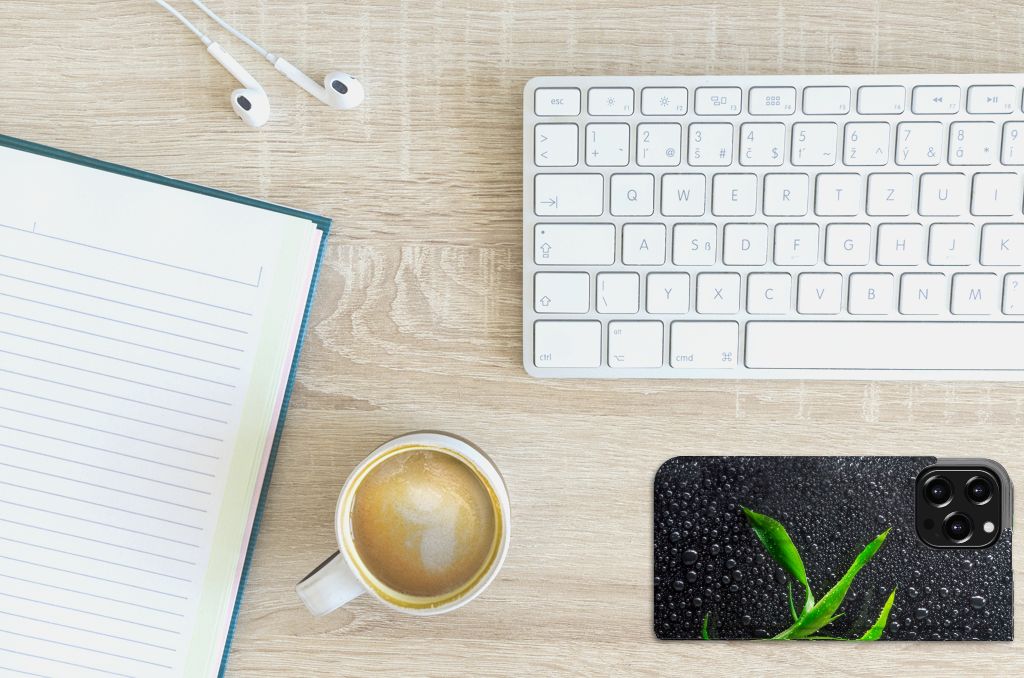 iPhone 13 Pro Max Smart Cover Orchidee op een bureau met koffie en notitieboekje