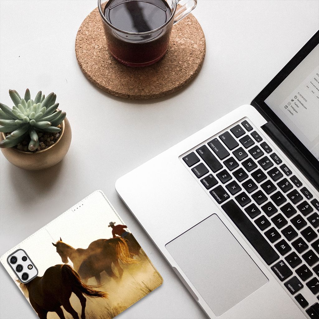 Samsung Galaxy A53 Hoesje maken Design Cowboy met paardenprint op een bureau met laptop en koffie.