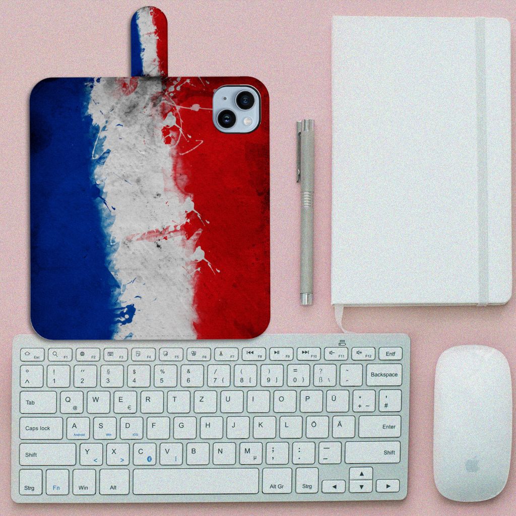 iPhone 15 Plus Bookstyle Case Nederland met Nederlandse vlagstijl op een bureau met toetsenbord en notebook.