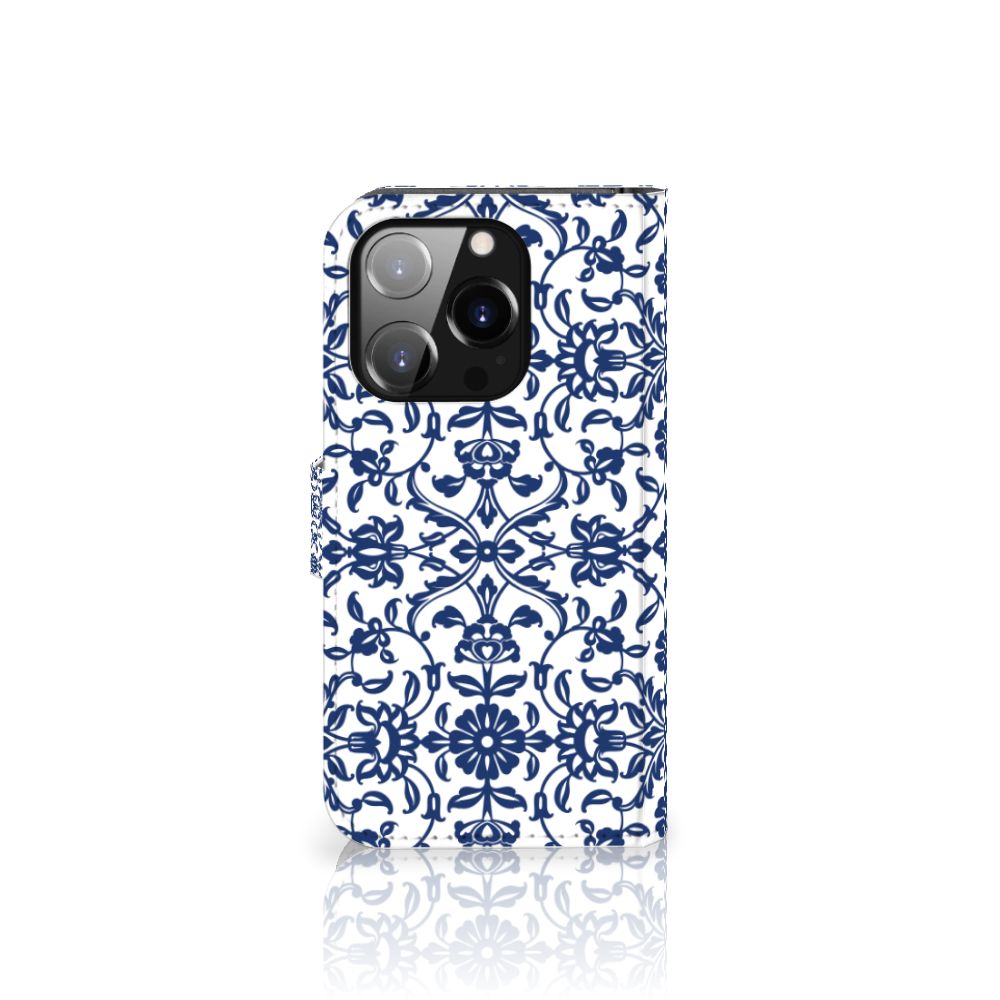 iPhone 14 Pro Hoesje Flower Blue met elegant bloemenpatroon in blauw en wit 🌸