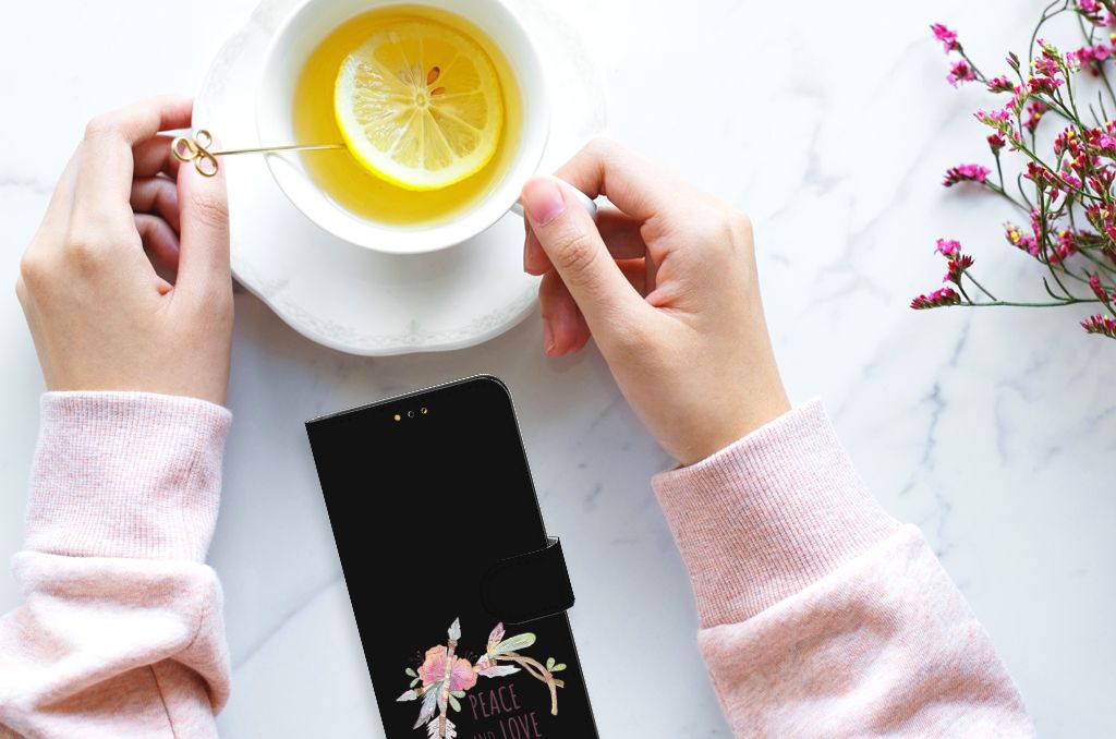 Samsung Galaxy A14 5G Leuk Hoesje Boho Text met koffie en een schotel op een tafel.