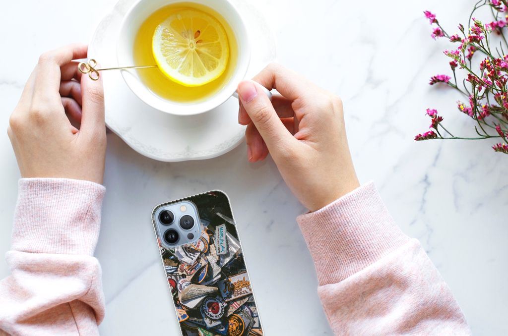 Apple iPhone 13 Pro Siliconen Hoesje met foto Badges naast een kop thee met citroen.
