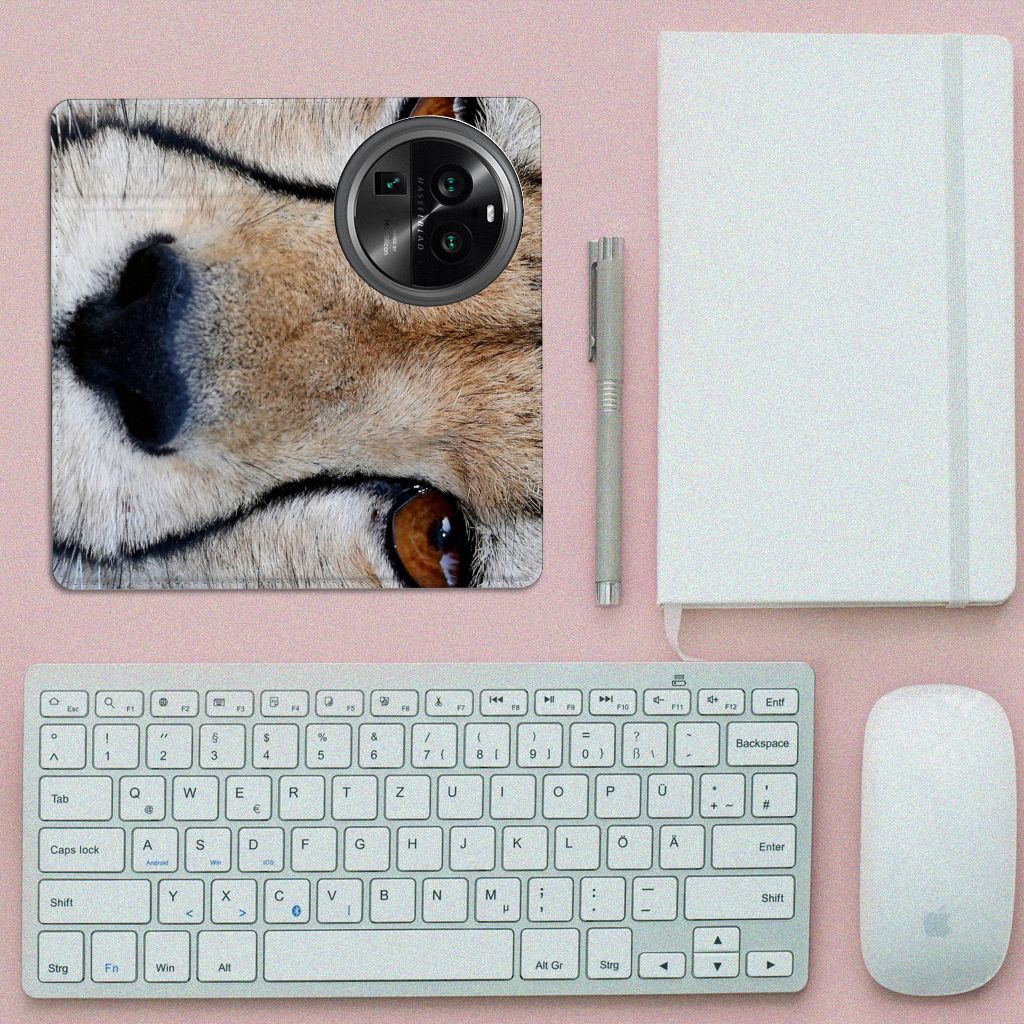 OPPO X6 Pro Hoesje maken Cheetah met close-up van cheetah op een bureau met toetsenbord en muis.