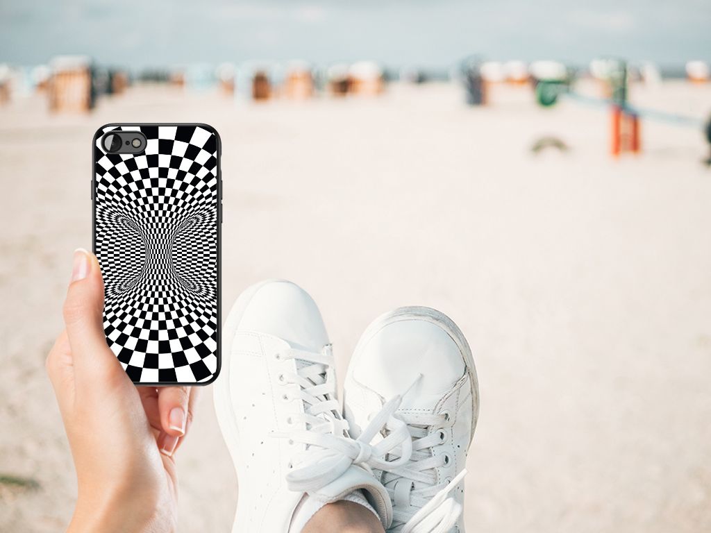 iPhone SE 2022 | SE 2020 | 7/8 Backcover Illusie met zwart-wit schaakpatroon, gehouden op het strand met sneakers.