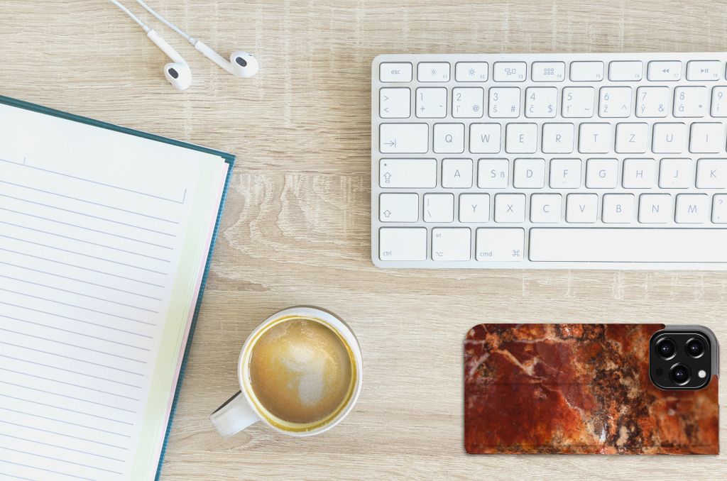 iPhone 13 Pro Max Standcase Marmer Bruin naast een kop koffie en toetsenbord op een bureau ☕