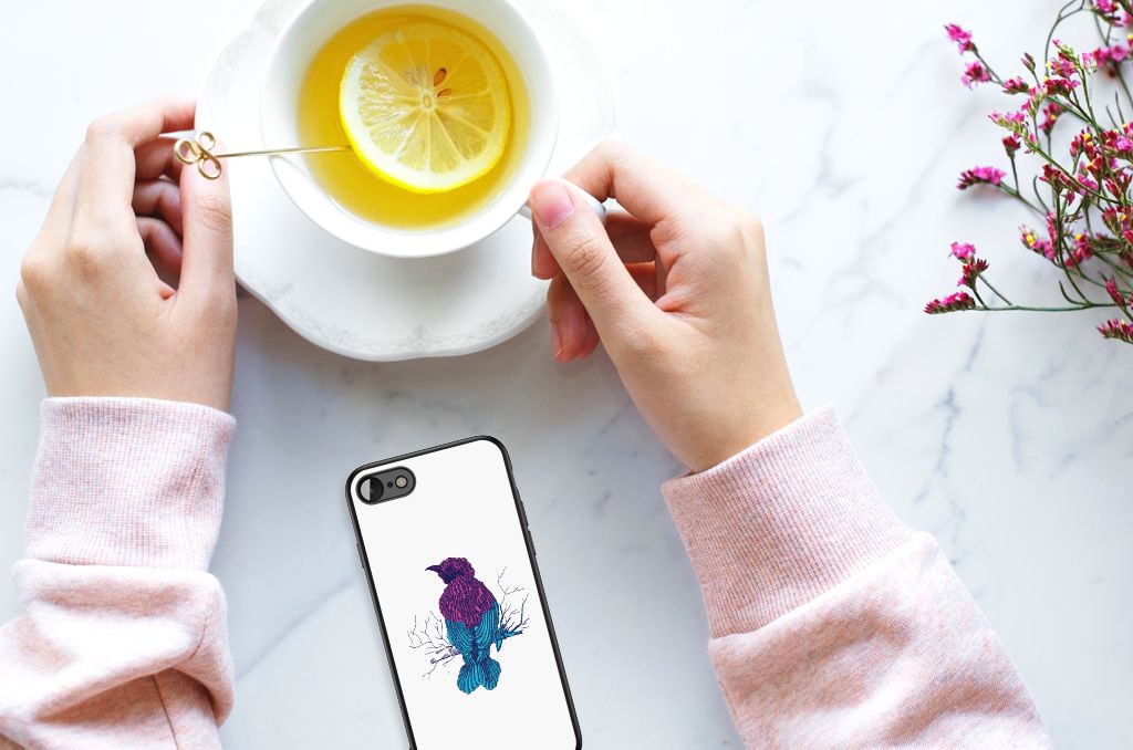 iPhone SE 2022 | SE 2020 | 7/8 Hoesje Merel met kleurrijk design en een kopje thee op een tafel.