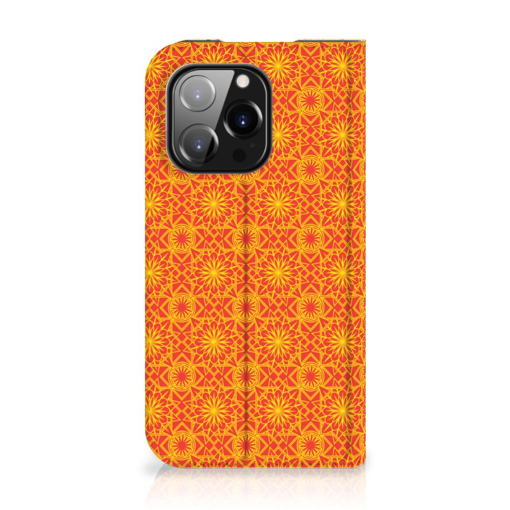 iPhone 14 Pro Hoesje met Magneet Batik Oranje
