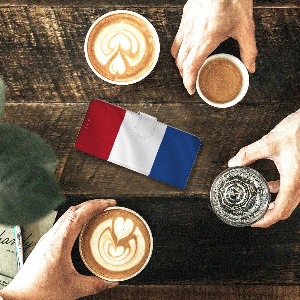 Sony Xperia 5II Bookstyle Case Nederlandse Vlag op een houten tafel met koffie.