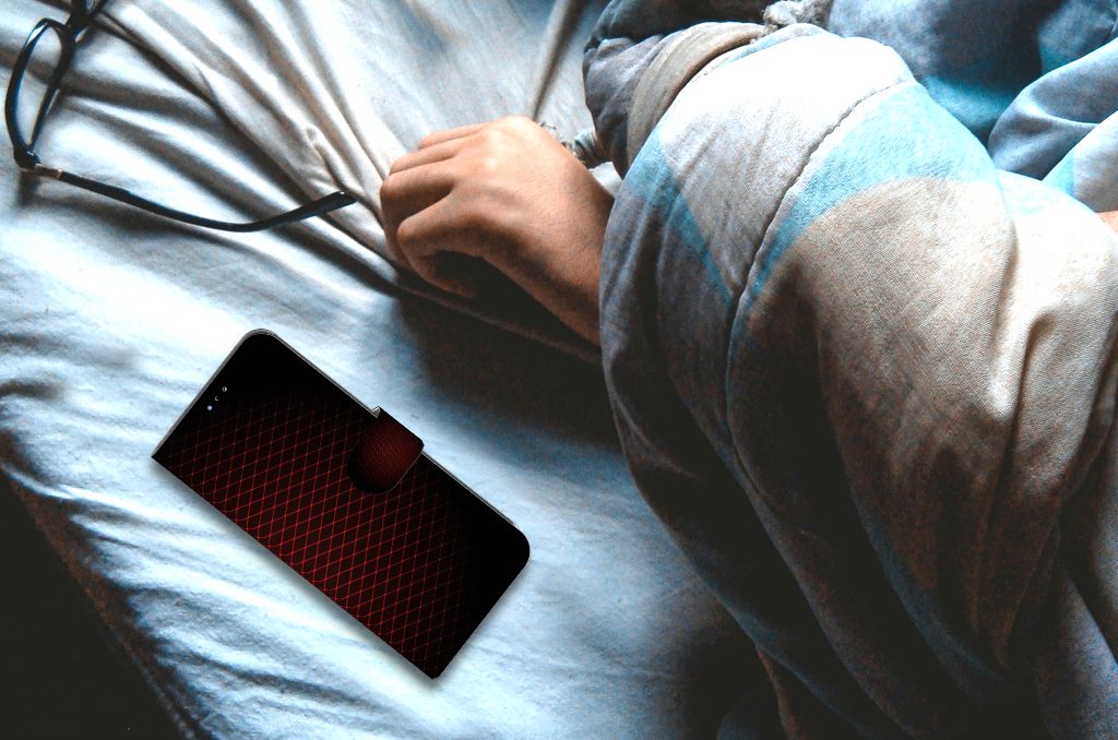 OPPO A16/A16s/A54s Telefoon Hoesje Geruit Rood op bed met een hand en bril