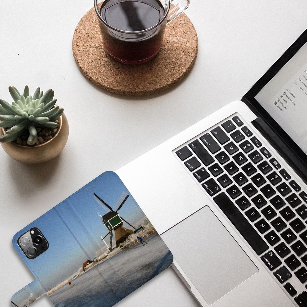 iPhone 13 Pro Max Flip Cover Schaatsers met Hollandse molen, laptop en koffie op tafel