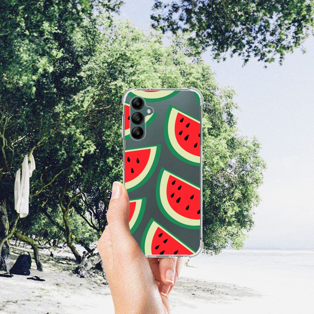 Samsung Galaxy A14 5G/4G Beschermhoes Watermelons met kleurrijk watermeloen design in hand op een strand.