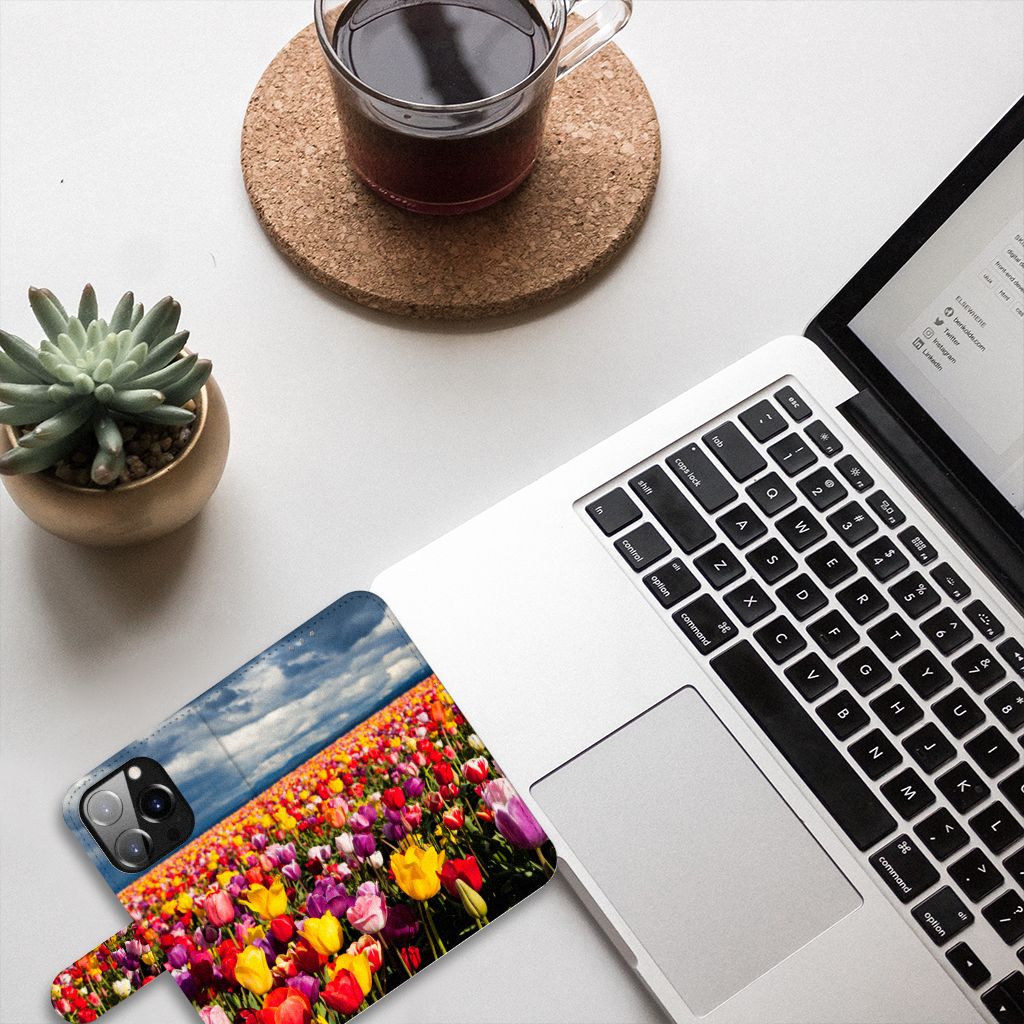 iPhone 14 Pro Hoesje Tulpen met kleurrijke tulpen op een bureau met laptop en een kopje koffie.