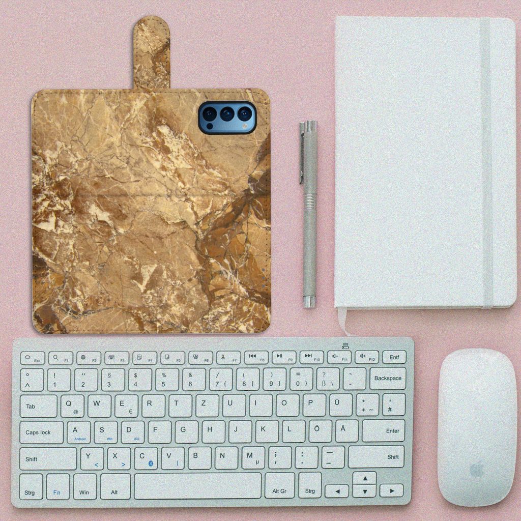 OPPO Reno 4 Pro 5G Bookcase Marmer Creme op een bureau met toetsenbord en notitieboekje.