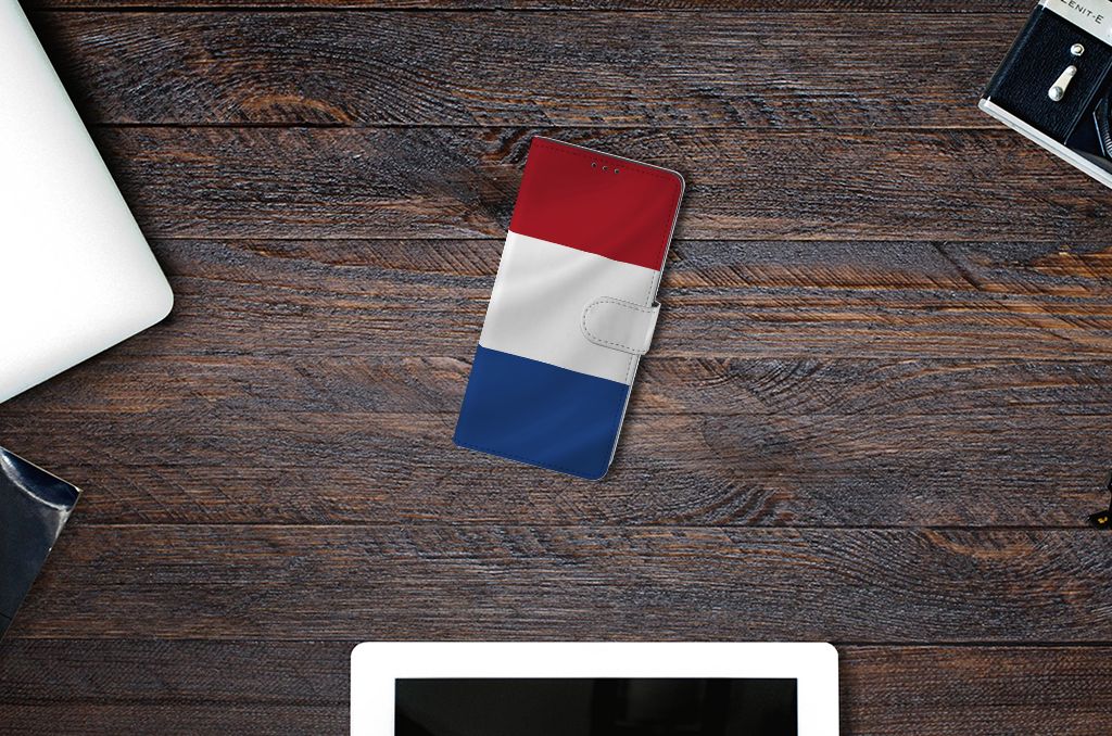 OPPO Find X2 Pro Bookstyle Case Nederlandse Vlag op houten tafel met gadgets.