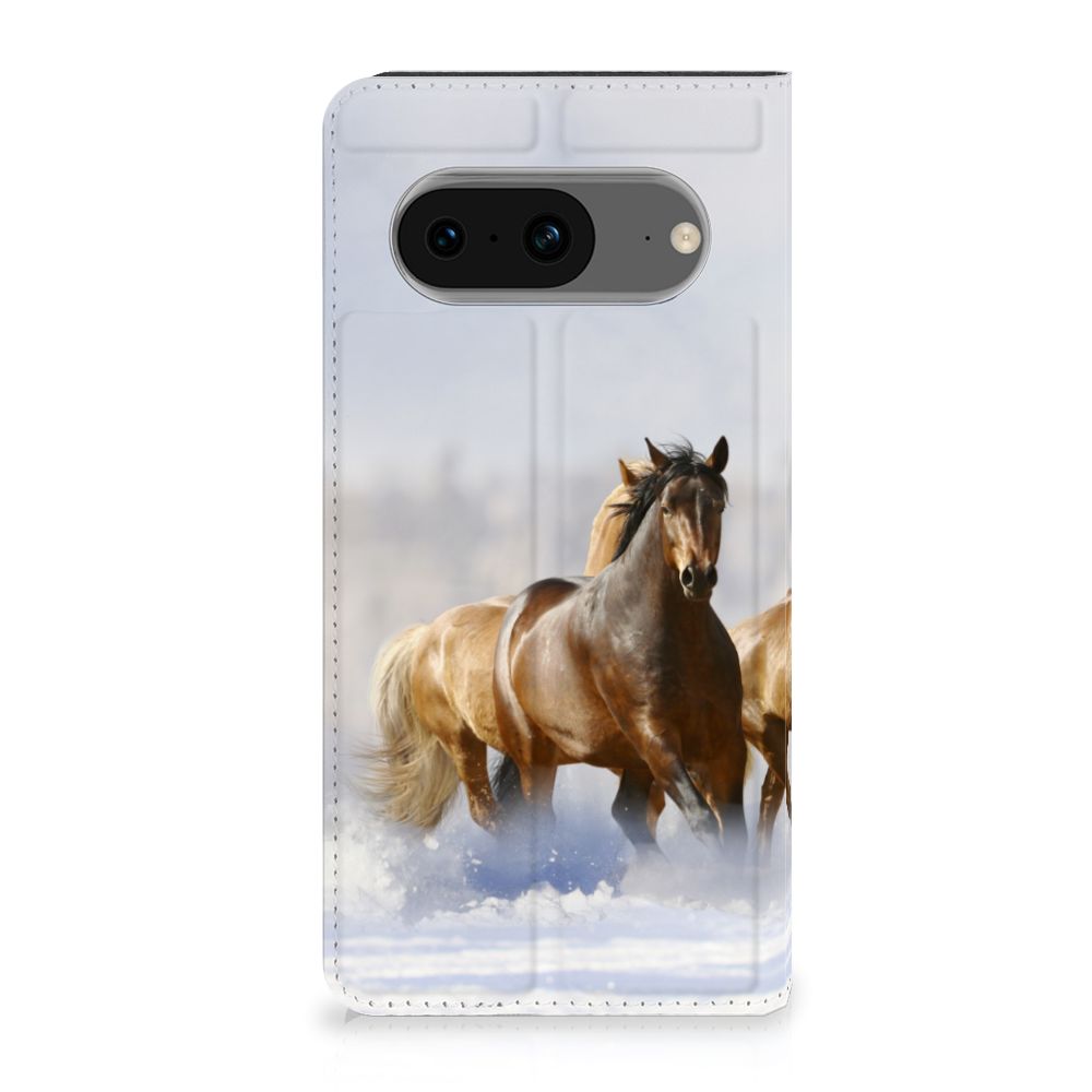 Google Pixel 8 Hoesje maken Paarden met een afbeelding van rennende paarden op sneeuw.