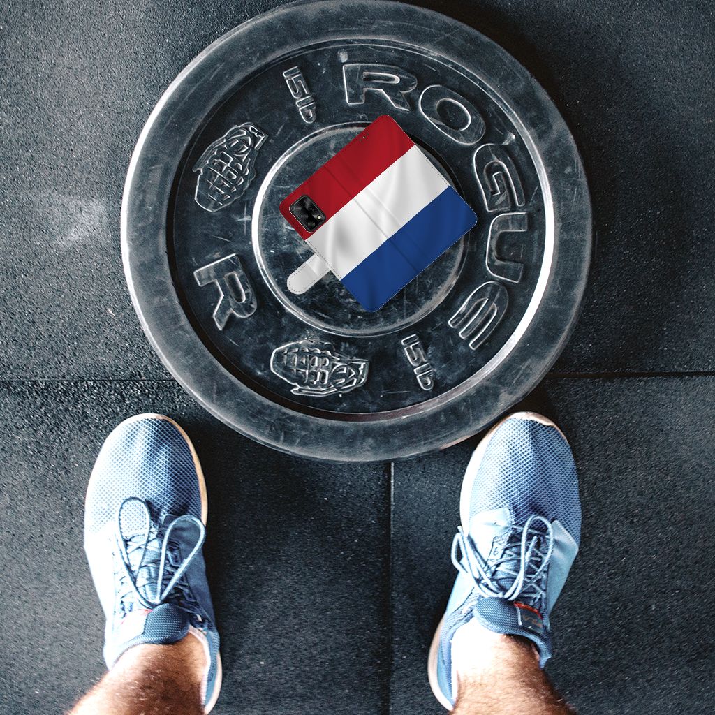 OPPO A74 4G Bookstyle Case Nederlandse Vlag op een gewichtsschijf in de sportschool.