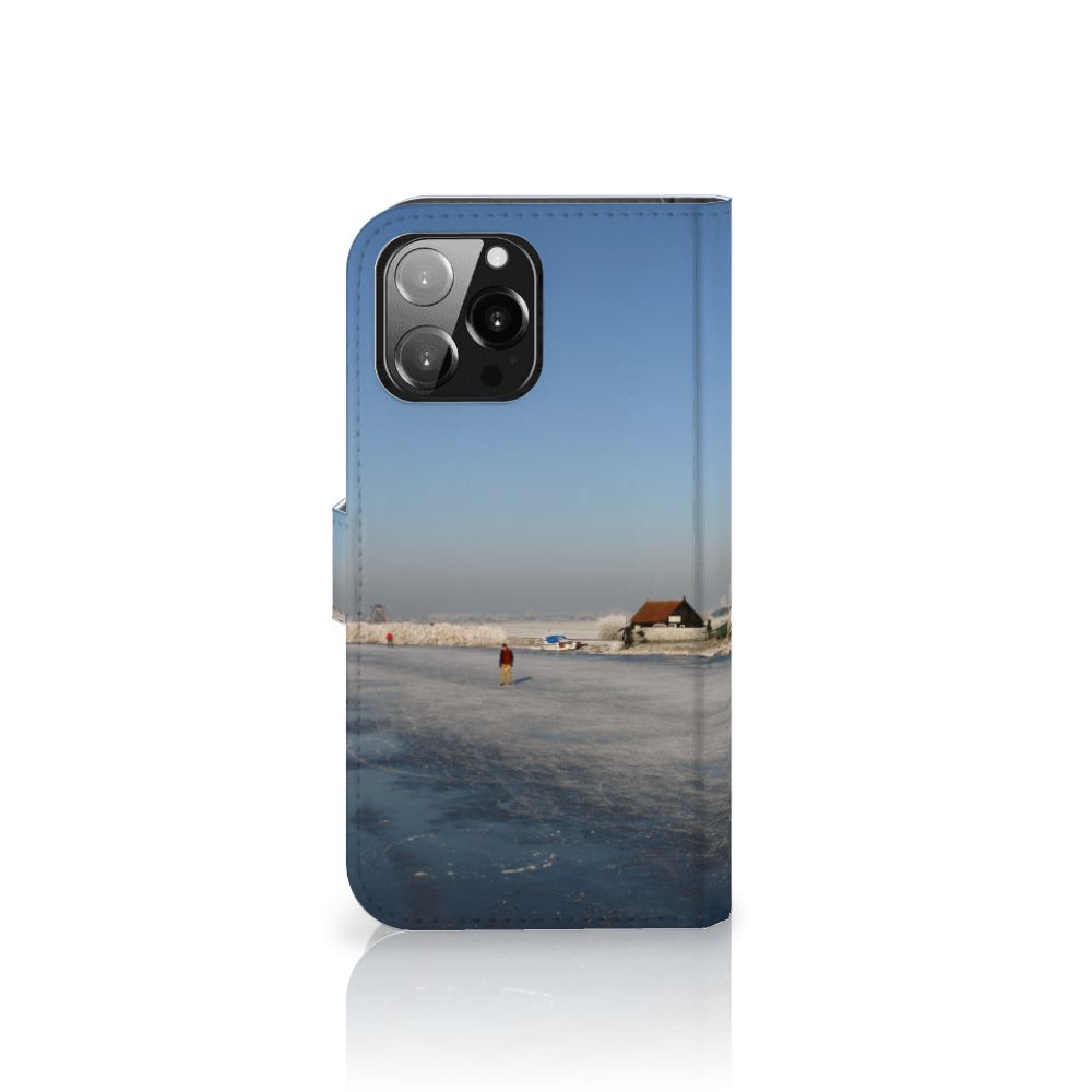 iPhone 13 Pro Max Flip Cover Schaatsers met een schilderachtige ijslandschap en blauwe lucht
