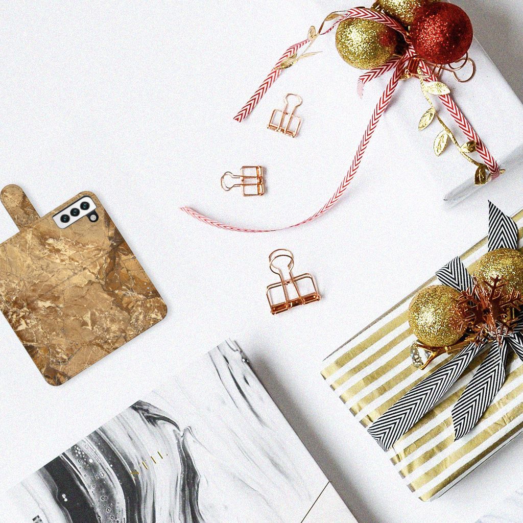 Samsung Galaxy S22 Bookcase Marmer Creme met elegant marmer design en accessoires op een stijlvolle tafel.