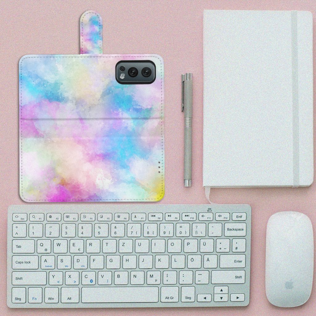 Hoesje OnePlus Nord 2 5G Watercolor Light op een bureau met toetsenbord en notebook.