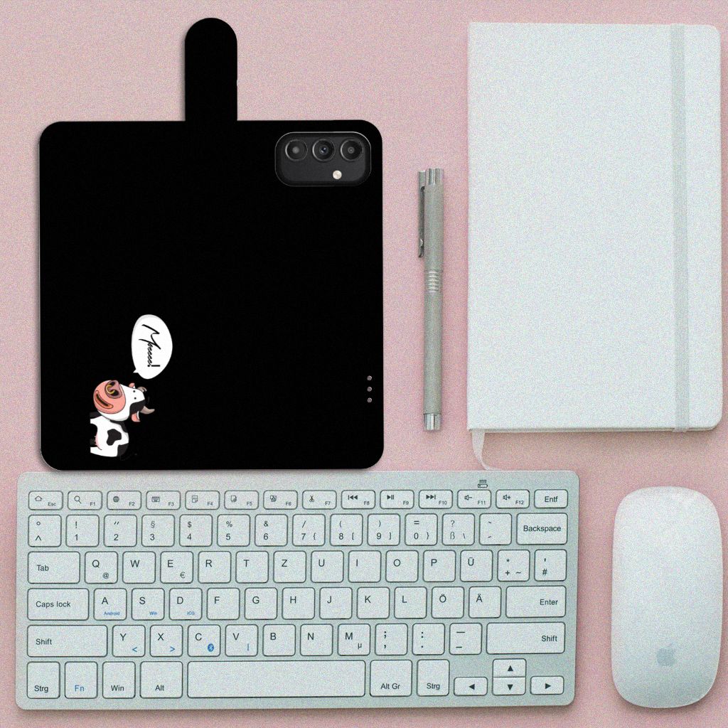 Samsung Galaxy A14 5G Leuk Hoesje Cow op een bureau met toetsenbord en notitieboek.
