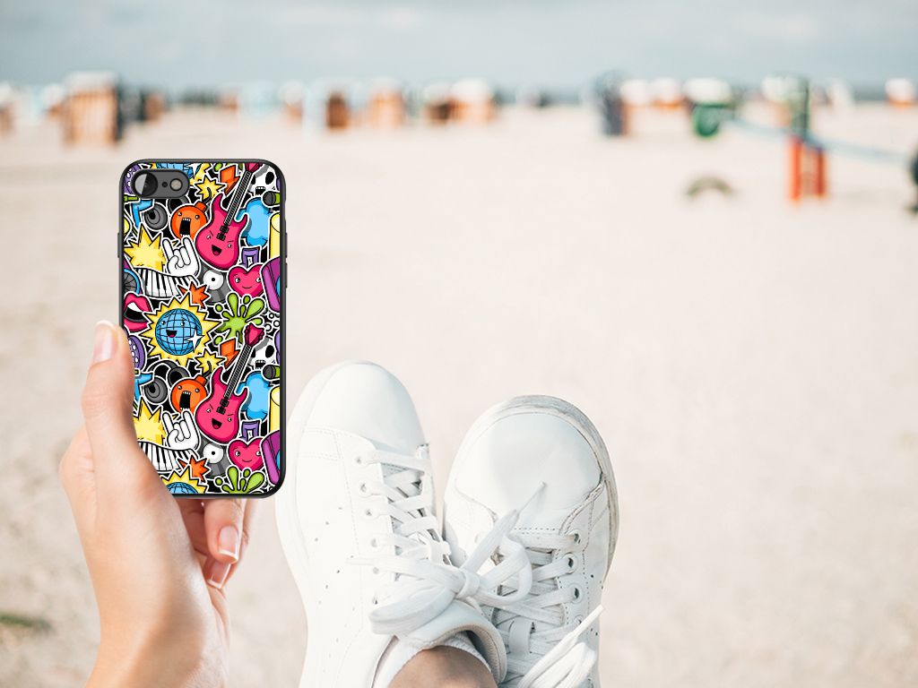 iPhone SE 2022 | SE 2020 | 7/8 GSM Cover Punk Rock met kleurrijk design op strand met sneakers.