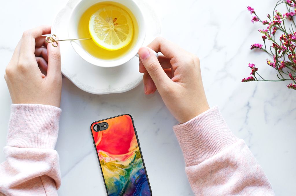 Kleurrijke Telefoonhoesje iPhone SE 2022 | SE 2020 | 7/8 Watercolor Dark op een tafel met een kop thee en citroen.