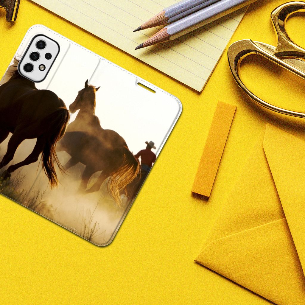Samsung Galaxy A23 Hoesje maken Design Cowboy met foto van achtervolgende paarden in de natuur.