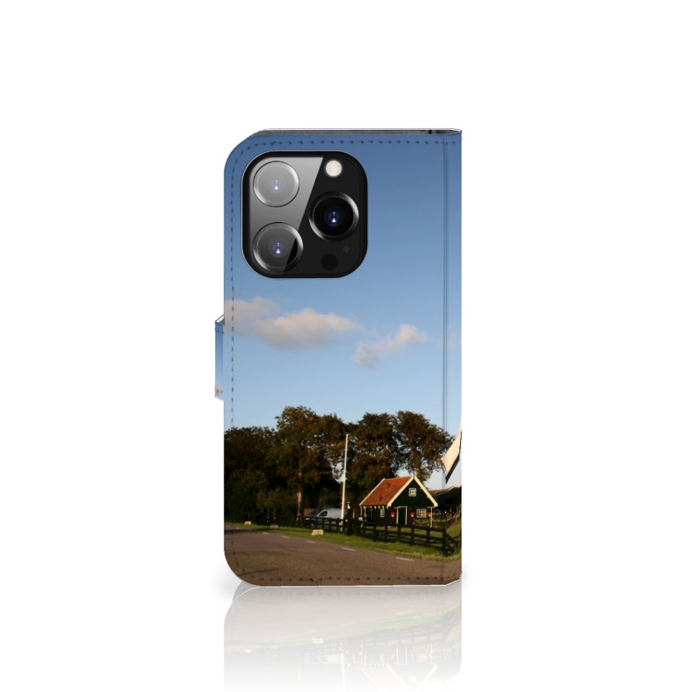 iPhone 14 Pro Flip Cover Molen met een schilderachtig uitzicht op een Nederlandse molenlandschap.