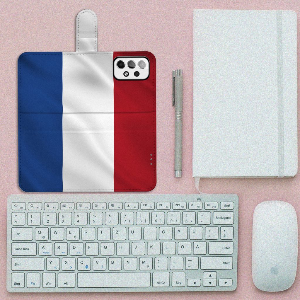 Samsung Galaxy A73 5G Bookstyle Case Nederlandse Vlag op een bureau met accessoires.