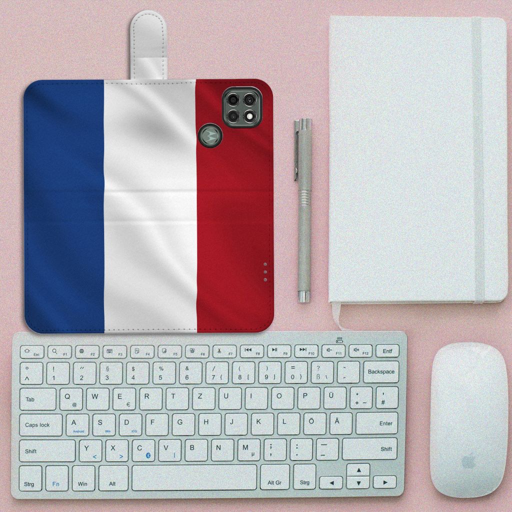 Motorola Moto G9 Power Bookstyle Case Nederlandse Vlag met Franse vlag ontwerp op bureau met toetsenbord en notitieboek.