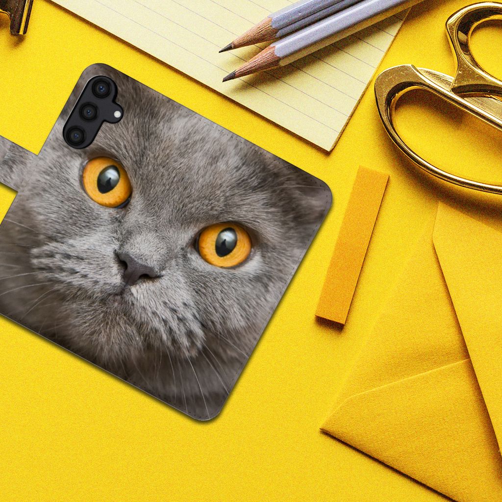 Telefoonhoesje met Pasjes Samsung Galaxy A15 Britse Korthaar met intense blik van grijze kat.