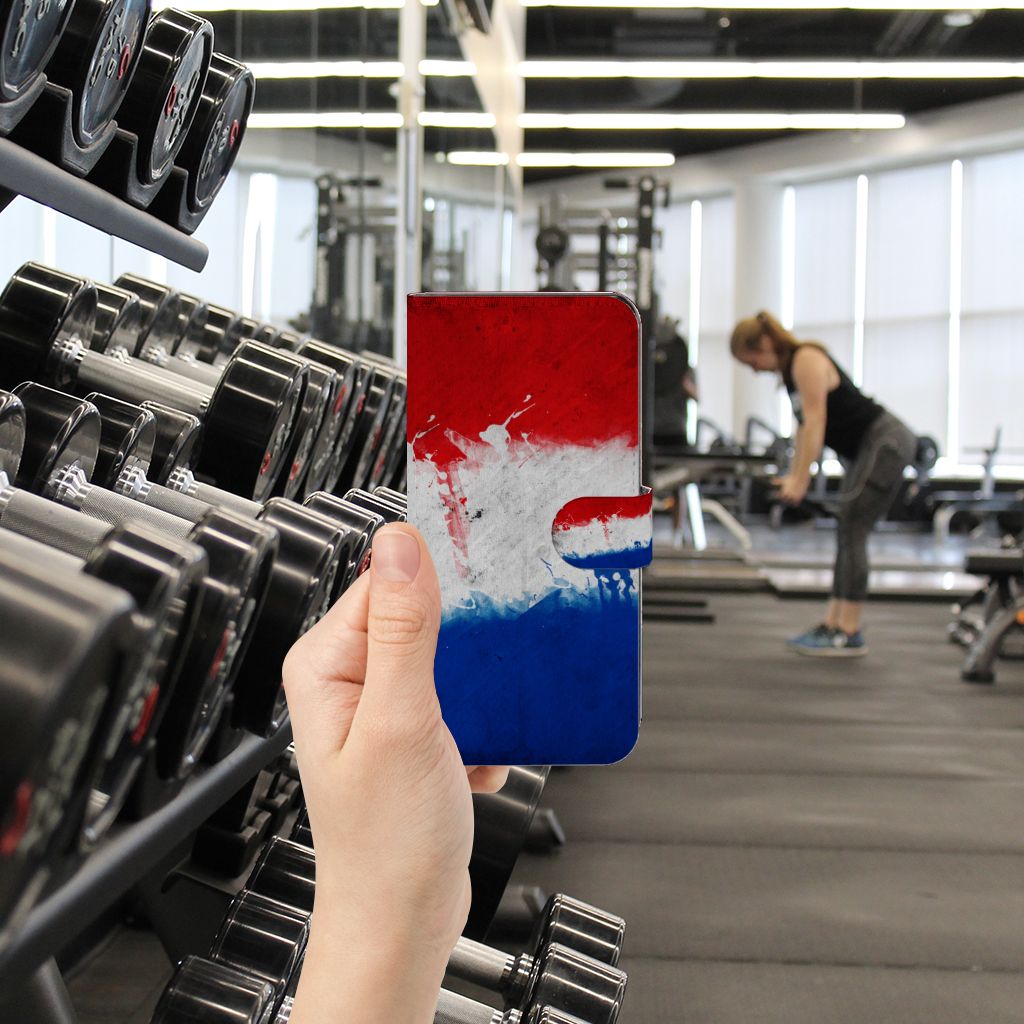 Xiaomi Poco F5 Bookstyle Case Nederland met artistiek design van de Nederlandse vlag in een sportschool.