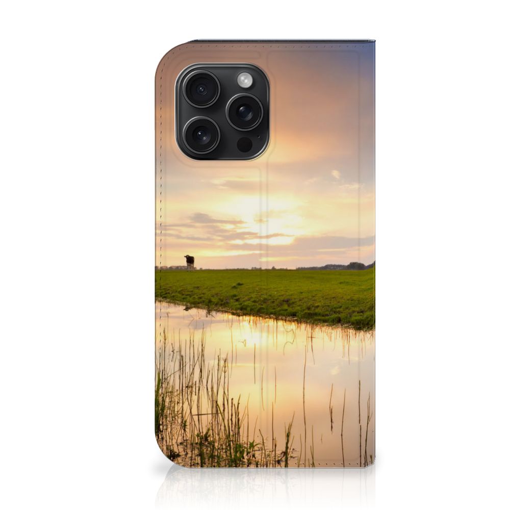 iPhone 15 Pro Max Hoesje maken Koe met koe en ondergang zon, idyllisch plaatje weerspiegeld in water.