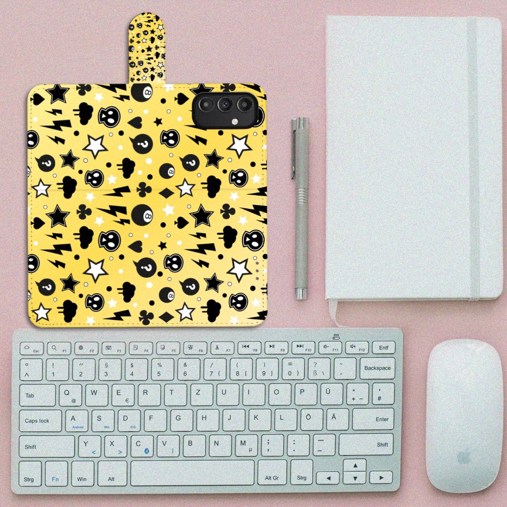 Telefoonhoesje met Naam Samsung Galaxy A14 5G Punk Geel op een bureau met toetsenbord en notitieboek.