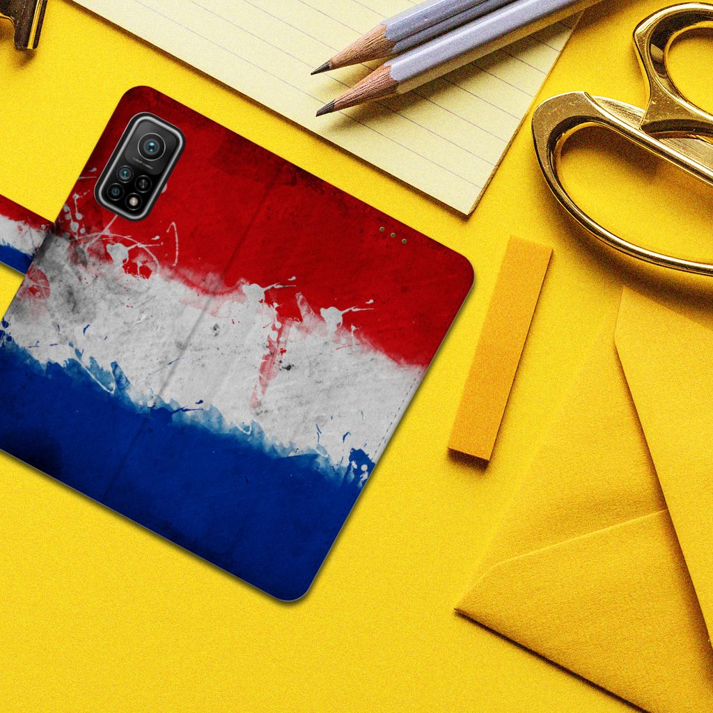 Xiaomi Mi 10T Pro | Mi 10T Bookstyle Case Nederland met ontwerp van de Nederlandse vlag op een bureau.