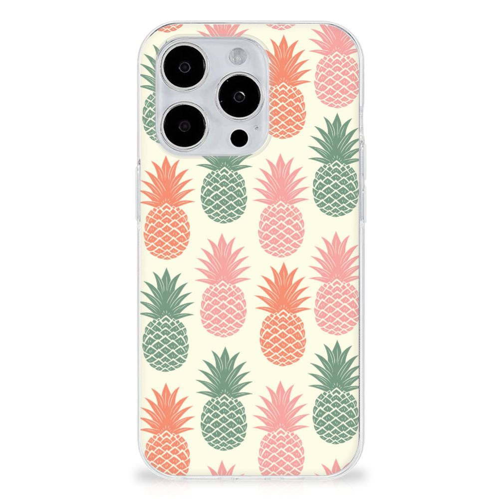 iPhone 15 Pro Siliconen Case Ananas met kleurrijke ananasprint op een lichte achtergrond.
