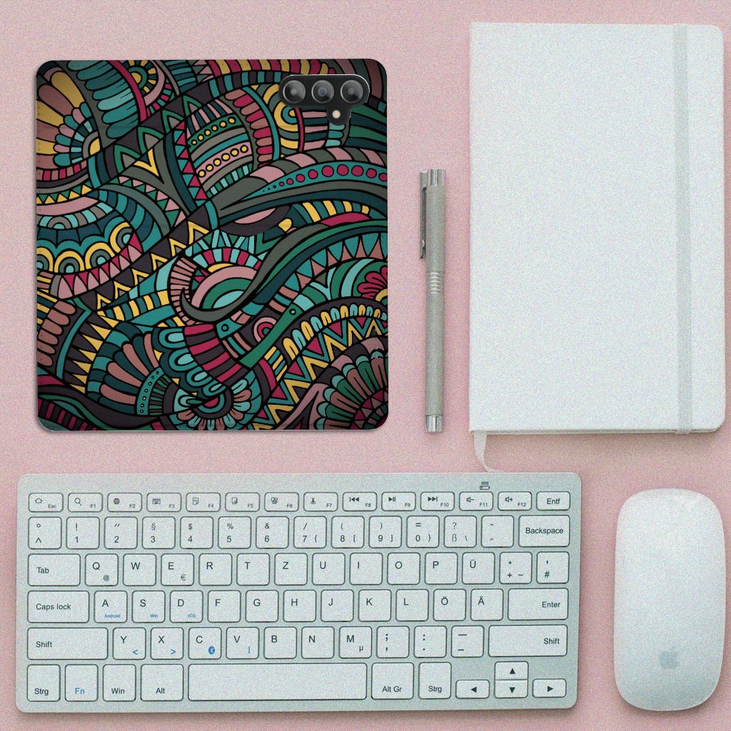 Samsung Galaxy A14 4G Hoesje met Magneet Aztec, kleurrijk retro design met artistieke Aztec print op een bureau.