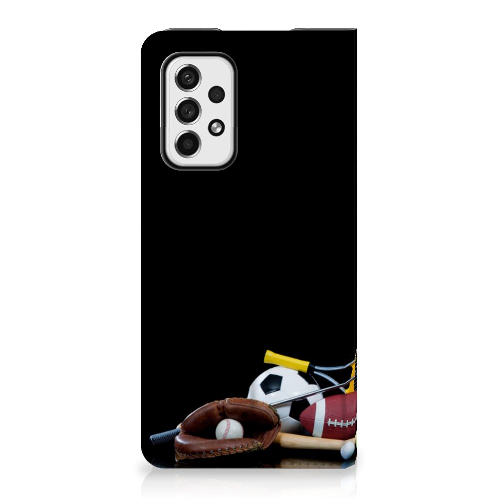 Samsung Galaxy A73 Hippe Standcase Sports met sportaccessoires zoals voetballen, tennisballen en bats.