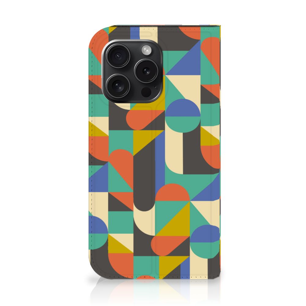 iPhone 15 Pro Hoesje met Magneet Funky Retro met kleurige geometrische patronen