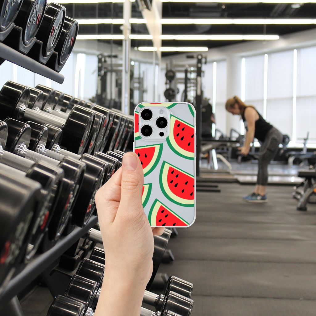 iPhone 15 Pro Siliconen Case Watermelons in een sportschool, met watermeloen ontwerp en handholding