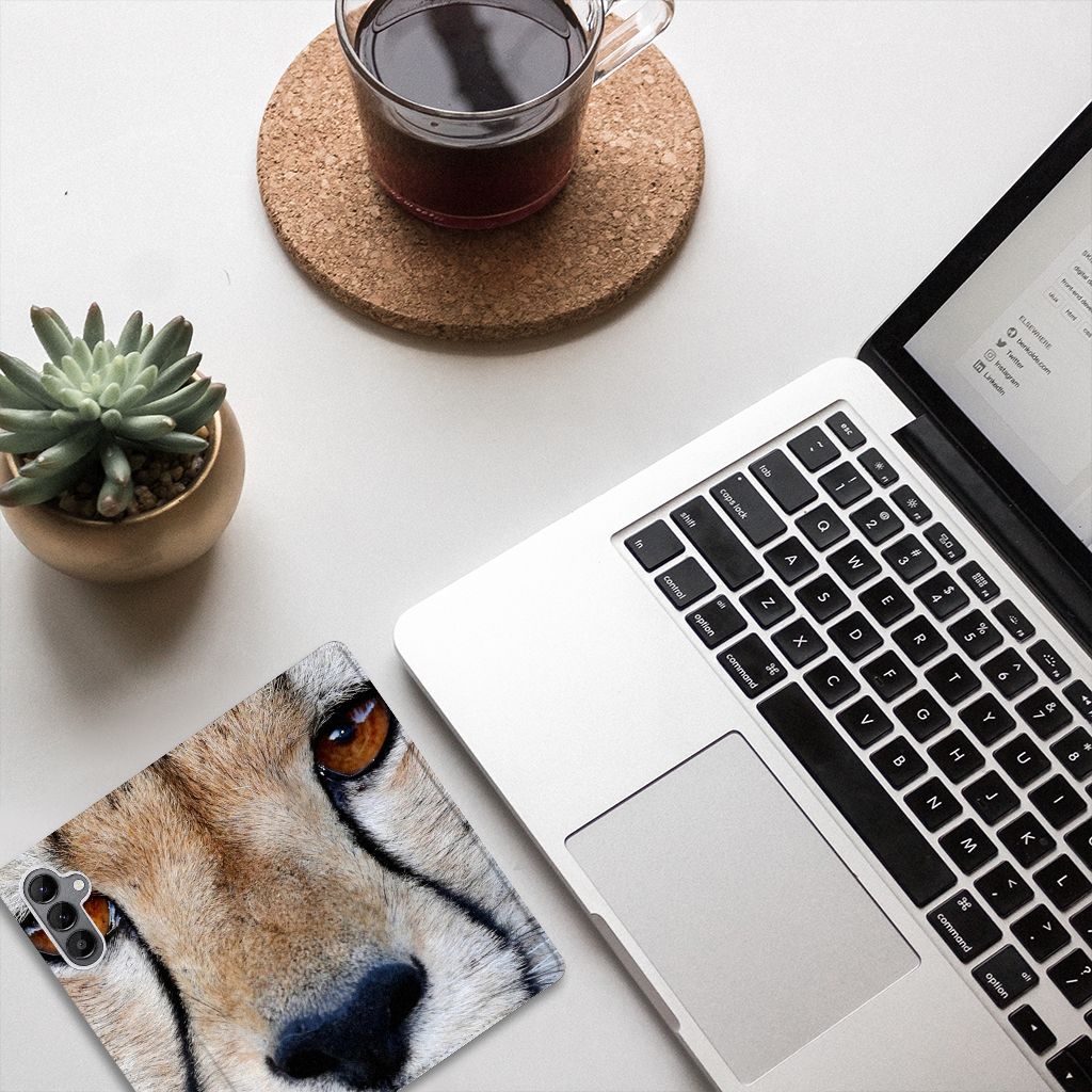 Samsung Galaxy A34 Hoesje maken Cheetah met close-up van een jachtluipaard op een bureau met laptop en plant