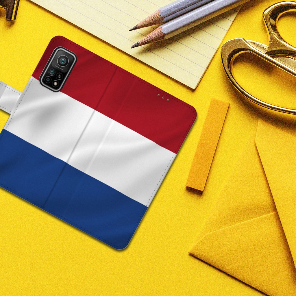 Xiaomi Mi 10T Pro | Mi 10T Bookstyle Case Nederlandse Vlag op een gele achtergrond met kantoorbenodigdheden.
