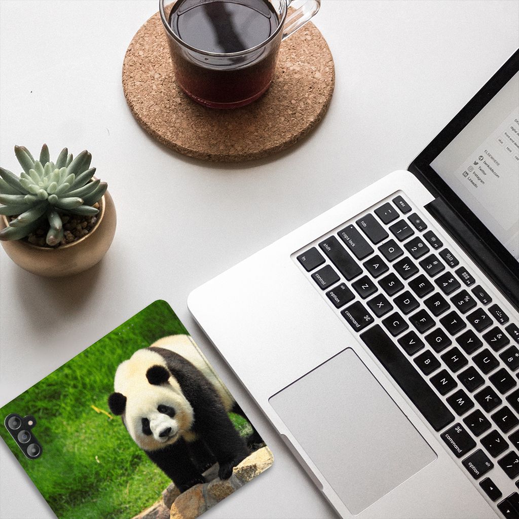 Samsung Galaxy A14 5G Hoesje maken Panda met afbeelding van een panda op een bureau met laptop.