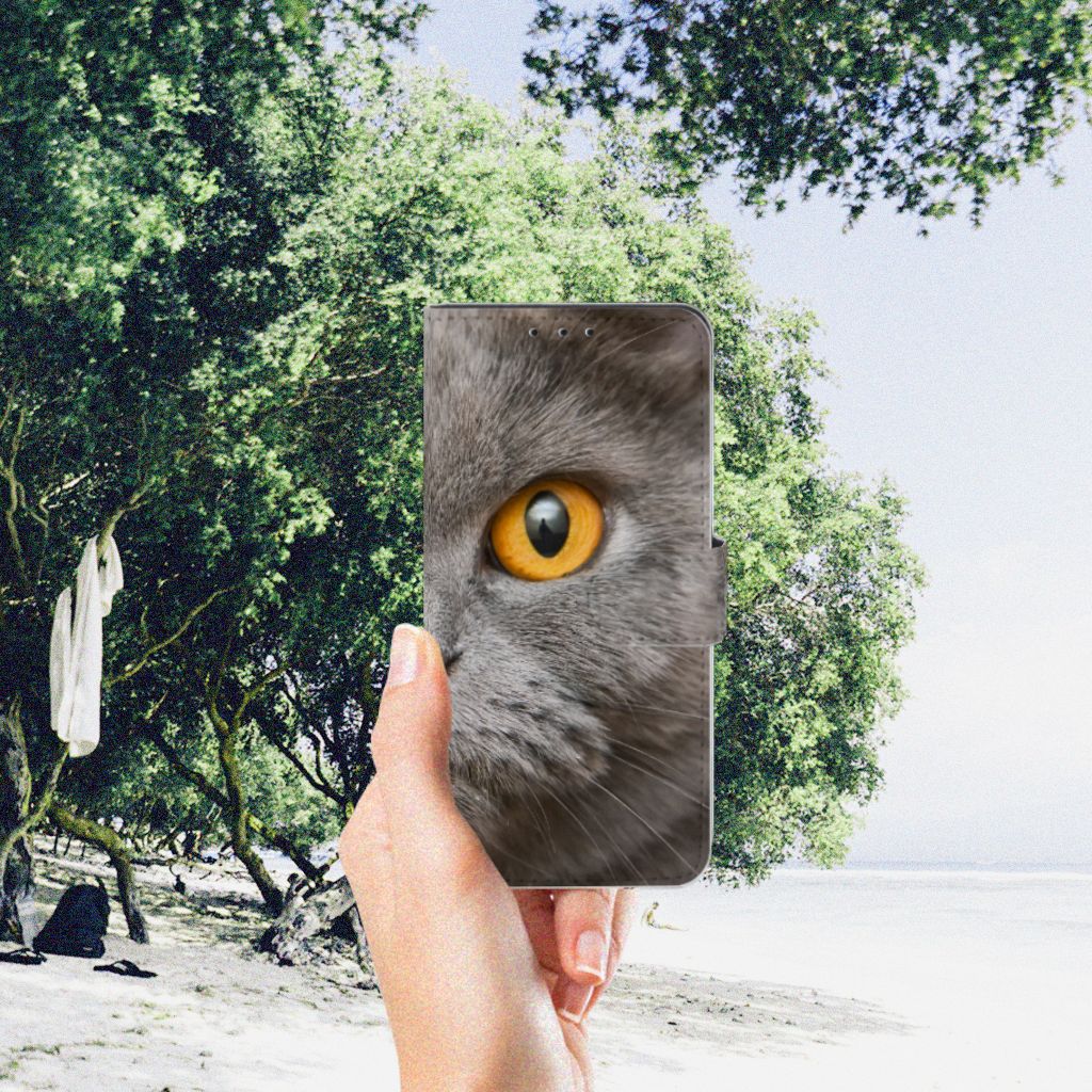 Telefoonhoesje met Pasjes Nokia 2.3 Britse Korthaar, met grijze kat en gele ogen, in een natuurlijke omgeving.