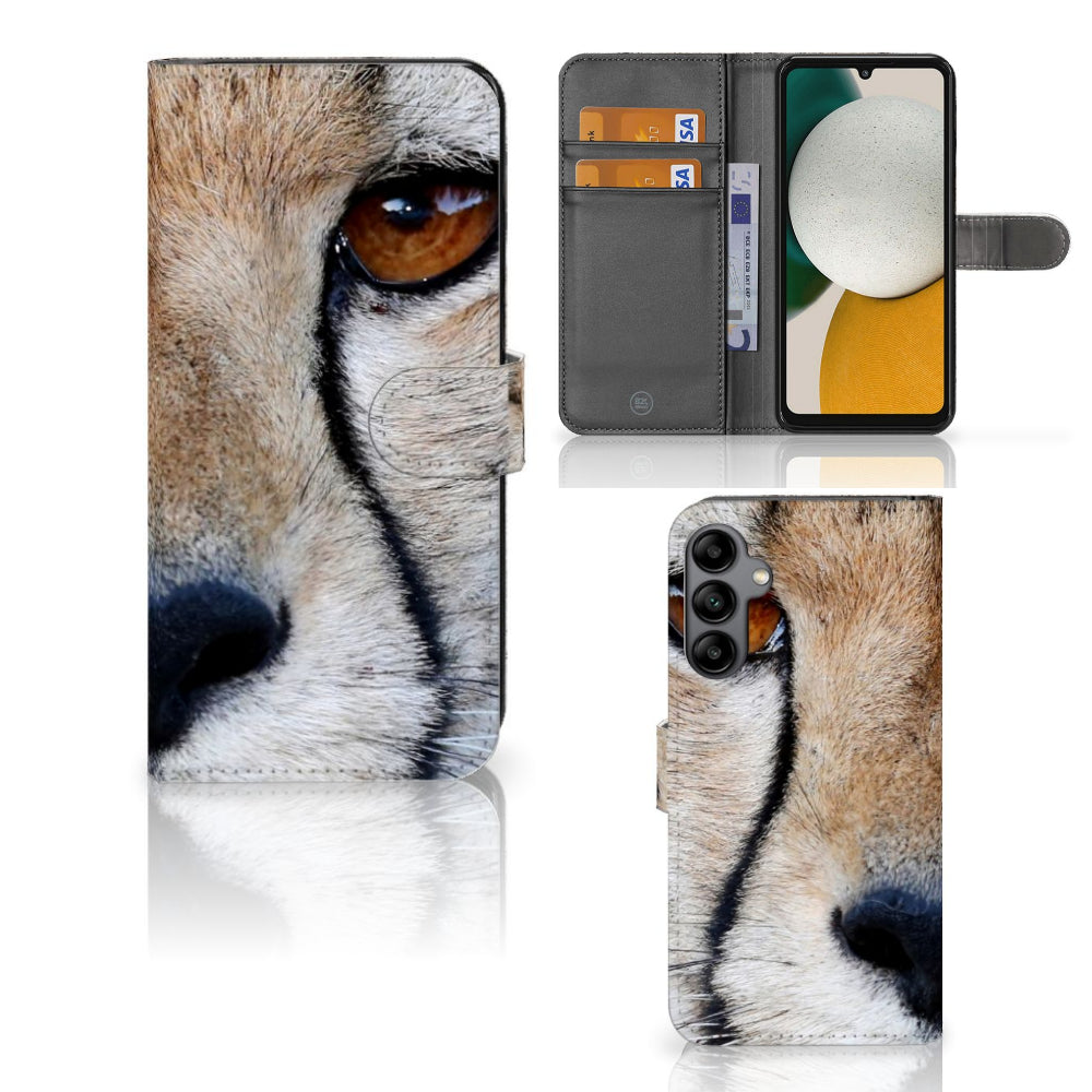 Samsung Galaxy A34 Telefoonhoesje met Pasjes Cheetah met close-up van cheeta als ontwerp en pasjesruimte.