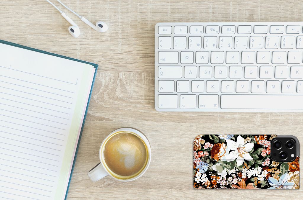 Smart Cover voor iPhone 13 Pro Max Dark Flowers met bloemenpatroon op bureau naast koffie en notitieboekje.